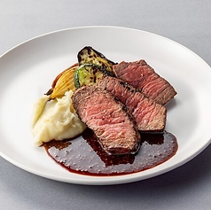 京丹波牛もも肉のグリル ソースポワブラードの写真