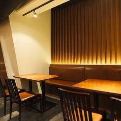 【テーブル席】4名×6席/落ち着いた雰囲気が自慢の店内。少人数の飲み会やお食事に。
