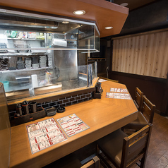 プライベートな空間で楽しめるカウンター席をご用意し、心地よい時間をお過ごしいただけます。自慢の餃子をはじめ、バラエティ豊かな創作料理を楽しむことができるので、食事が一層特別なものになります。料理を目の前で楽しみながら、リラックスしたひとときをお過ごしください。お待ちしております。