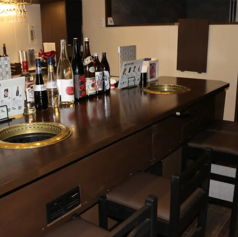 焼き台のあるカウンター席を2組分ご用意！目の前には、クラフトビール、日本酒、ワインetcと誘惑がいっぱい！スタッフとの会話も楽しめ、お肉も焼ける特等席です！
