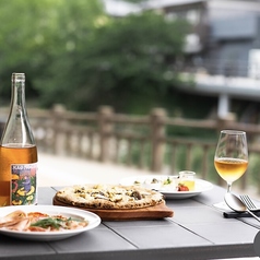 川のせせらぎを感じながらお食事を楽しめるテラス席