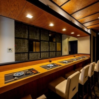 一枚板のカウンター席も完備！