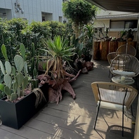 テラス席は落ち着いた雰囲気と優しい照明が心地よい。