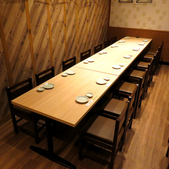 【靴を脱がなくてOK】店内は温かみのある明かりで雰囲気抜群♪気の合うお友達との飲み会や女子会や合コンなどに是非ご利用ください。お席は人数に合わせてご用意できます。ご相談ください！新鮮な海の幸を味わいながら、ゆったりとおくつろぎください。