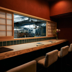 4名掛けの個室カウンター席。デートや接待など、様々なシーンに最適です。