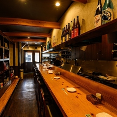 キッチンに面したカウンター席は、仕事帰りのおひとり様はもちろん、軽く一杯から飲み終わりの〆まで、気取らず立ち寄れて、落ち着いた雰囲気の中でゆったり過ごせる特等席です。