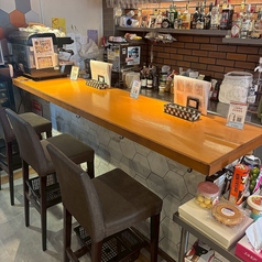 当店には、おひとり様のお食事にも最適なカウンター席をご用意しております。落ち着いた雰囲気の店内では、周りを気にすることなく、ご自身のペースでゆったりと過ごすことが出来ます。お仕事帰りのリフレッシュや、大切な方との距離がぐっと縮まるデートなどにもぜひご利用ください。至福のひとときをお約束いたします。
