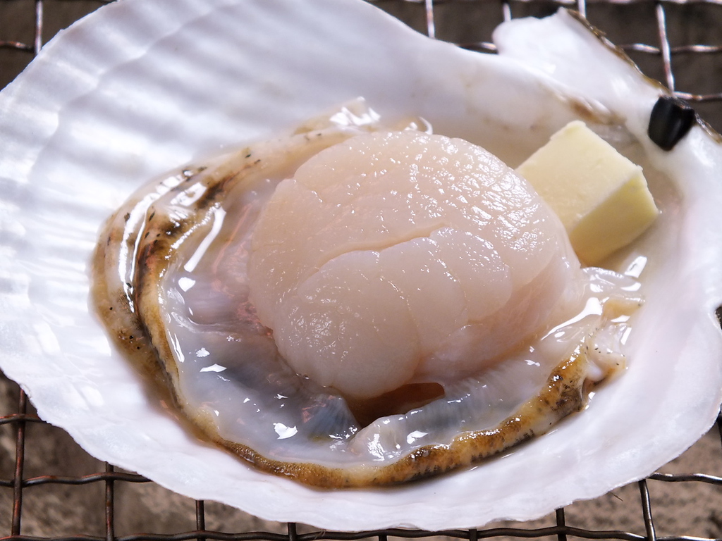ぷりぷりとした肉厚でジューシーな近海産の帆立貝は炭火で焼くとその濃厚な甘みと旨みが凝縮。