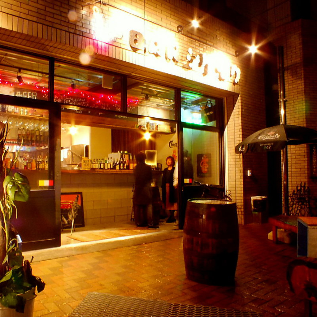 ＳＴＡＮＤＩＮＧ　ＢＡＲ　シケモクはＧＯＯＤ　ＰＲＩＣＥでクラフトビールやカクテルを提供♪