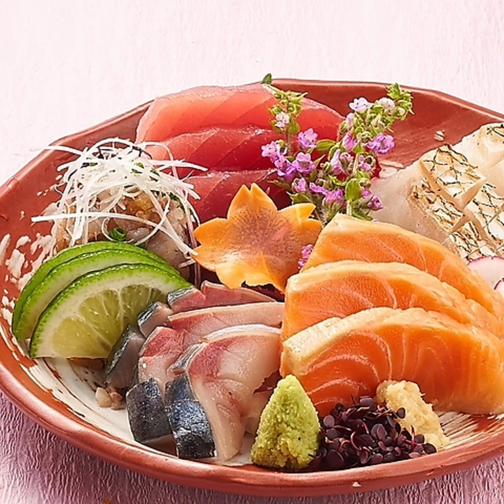 海鮮の刺身や馬刺しなどお酒に合う、素材を最大に生かしたお料理も多数ご用意しております。