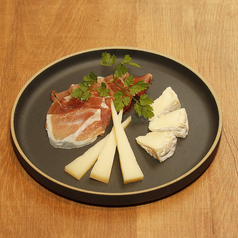 北海道黒松内産チーズとハモンセラーノの盛り合わせ