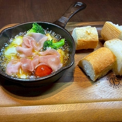 生ハムとモッツァレラチーズのアヒージョ