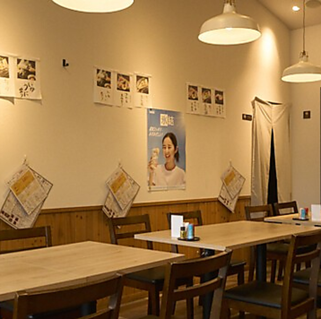 開放感のある広々としたテーブル席をご用意。ご家族やご友人とのカジュアルな食事シーンに最適です。