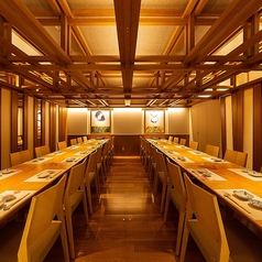 最大24名様までの半個室になっております。当店では様々なシーンに対応したコースを5,000円(税込)飲み放題付きにてご用意しております。広々としたテーブル個室席でゆったりとお過ごしください。