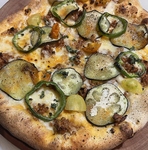 釜焼き！注文頂いてから生地を伸ばす本格ピザ