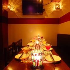 池袋の喧騒を忘れさせる、モダンで洗練されたラグジュアリーな個室空間。間接照明が灯る落ち着いた雰囲気の中で、日常を忘れてゆったりとリラックスした時間をお過ごしいただけます。少人数のプライベート利用から、団体様の貸切宴会まで幅広く対応。上質な空間を独占して、贅沢な寛ぎのひとときをご堪能ください。