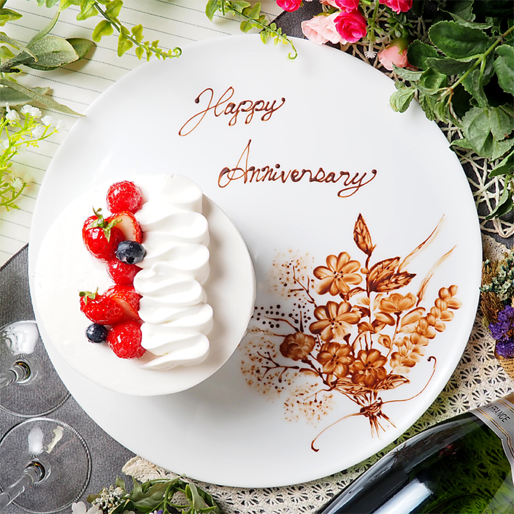 お誕生日や記念日には、メッセージ入りのオリジナルAnniversaryケーキでサプライズをお手伝い！