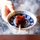 【5】丁寧に串打ちした焼き鳥を炭火で一本一本丁寧に焼き上げます。レアーに焼き上げられた当店自慢のレバーとハツはお口の中でとろけるまさに絶品!!４代・５０年受け継がれる秘伝のタレとの相性も抜群