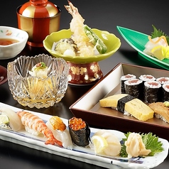 【寿司ランチ「瑠璃」】季節の小鉢、握り、本日の鮮魚、茶碗蒸し等全15品⇒6500円(税込)の写真