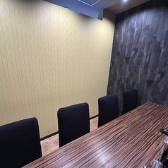 周りを気にせずお食事や会話を楽しめる、個室タイプのカウンター席をご用意しております。お一人様でゆったりと贅沢な時間を過ごしたい時はもちろん,落ち着いた雰囲気で語り合いたいシーンにも最適です。扉付きの空間となっておりますので、プライベート感もしっかり確保。人目を気にせず、お料理をお楽しみ下さい。