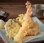 新鮮な素材を使用した、当店自慢の揚げたて天ぷら。ナスやほたてなど種類豊富にご用意しております。