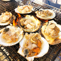 店頭で焼く帆立のガーリックバターが人気です