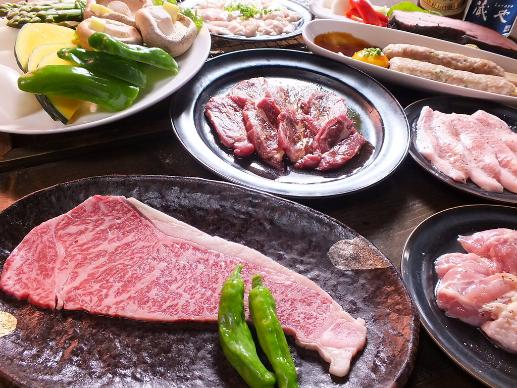 海鮮だけじゃなくお肉の種類も豊富。質の良い肉は炭火で焼くとまたそのジューシーさが際立つ。