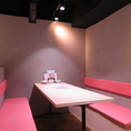 鮮やかなピンクが特徴的なテーブル席