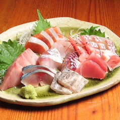 【市場直送の鮮魚をご堪能！】イチオシは刺身盛り合わせと、かに味噌グラタン！の写真