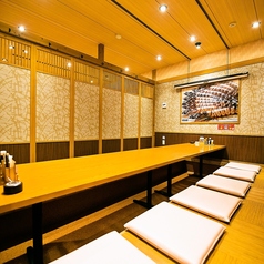 【掘りごたつ宴会】歓迎会・送別会などの各種会社宴会、同窓会、二次会など大人数での団体利用まで、幅広い用途にご利用いただける掘りごたつ席ございます。みんなでワイワイたくさん飲んで食べて盛り上がるも良し、ゆっくりと語らいながら過ごすのも◎※画像は系列店です