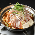 お肉をメインにどっさりと盛り付けた、見た目のインパクトも抜群な濃厚肉鍋！じっくり炊き上げた特製スープにお肉の旨味が溶け込み、最後の一滴まで飲み干したくなる深い味わいです。野菜もしっかり摂れて栄養満点、みんなで囲めば盛り上がること間違いなし！ハイボールを片手に、ガッツリとお肉を堪能してください！
