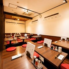 足を伸ばしてゆったりくつろげる掘りごたつ席をご用意。会社宴会や歓送迎会、仲間との飲み会など、幅広いシーンでご利用いただけます。長時間でも疲れにくく、リラックスしながらお食事やお酒を楽しめるのが魅力。少人数から大人数まで対応可能で、各種ご宴会にもおすすめのお席です。