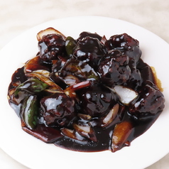 一口で広がる、黒酢の深い味わい！黒酢豚の写真