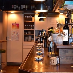 【カウンター席：10名様】シェフの技を間近に楽しむカウンター席は、デートや一人飲みにおすすめ。落ち着いた雰囲気で、心地よいひとときを提供します。