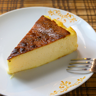 食後のデザートに♪濃厚でなめらかな特製チーズケーキ