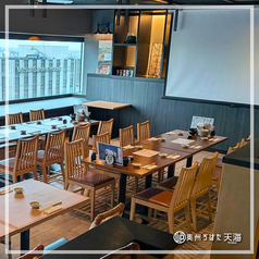 夜景を一望できるフロアを貸し切りでご利用頂けます。着席時には最大45名様、立食時には最大60名様まで可能です。結婚式の2次会やさまざまなパーティーに最適な会場です。大型スクリーン、プロジェクター、マイク、音響設備など、必要な設備はすべて完備しております。さらに、各種演出についてもお気軽にご相談ください。