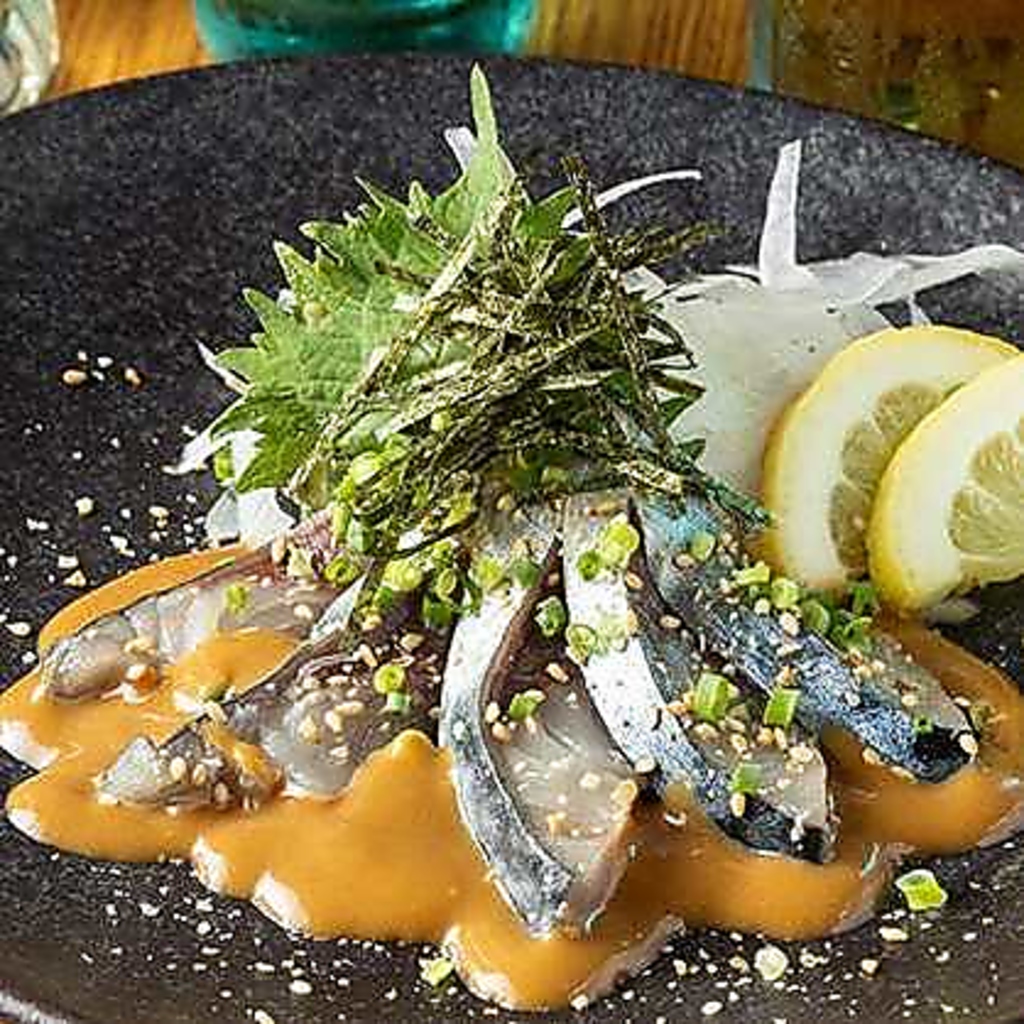 日本酒と相性抜群の胡麻サバや具沢山のもつ鍋など九州名物が充実