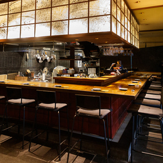 【カウンター席】お一人様のご飲食もお気軽にどうぞ！ご友人同士やご夫婦、カップルで語らいながらのご利用にもオススメのお席です。隣り合って座れるので距離が近い◎