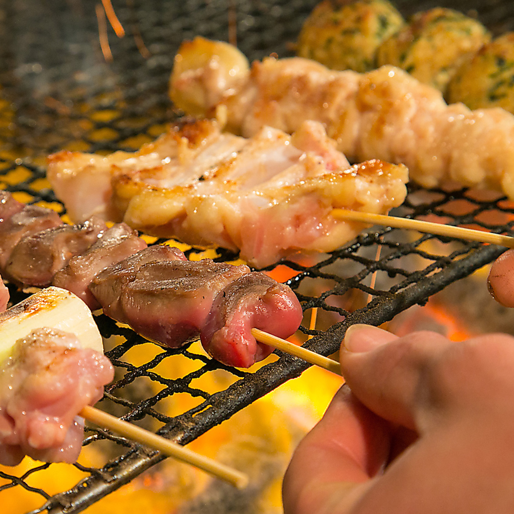 炭火で一串ずつ丁寧に焼きあげる焼き鳥は、味も香りも抜群！