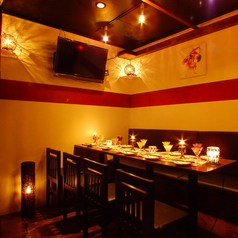 温かみのある木材を基調とした、落ち着きあふれる個室空間。まるで隠れ家のような心地よさが、日常の疲れを優しく癒やします。ランチタイムのお食事はもちろん、夜の賑やかな飲み会や宴会、女子会にも最適。木の質感に包まれたプライベートな空間で、美味しい料理と共にゆったりとした時間をお過ごしください。