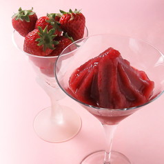 フレッシュの苺をたっぷり使ったカクテル