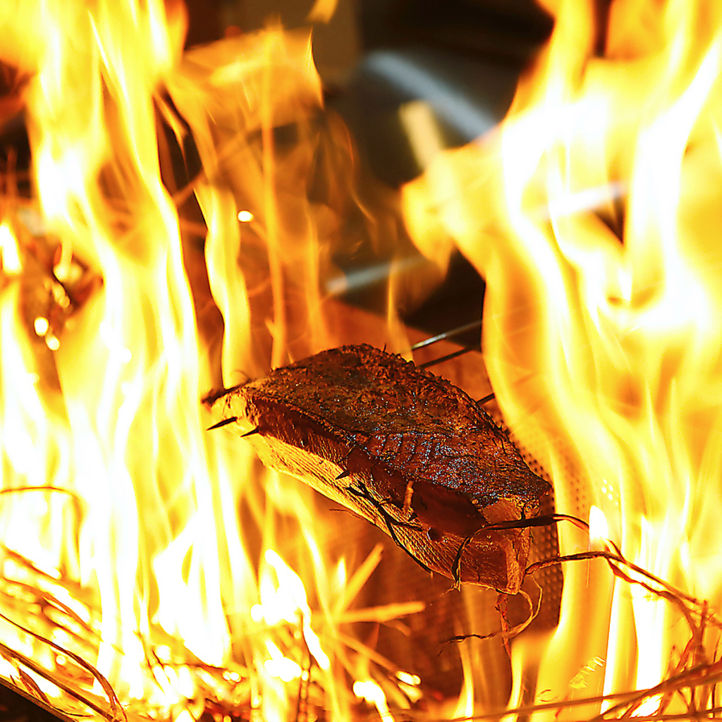 藁の強い火力で鰹の皮目をパリッと焼き上げます。藁の香りが鰹の風味を引き立てます！