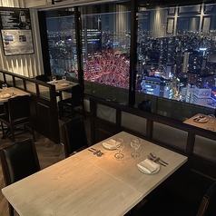 2~4名様までご利用可能な夜景の見えるお席。