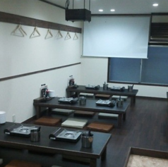 少人数でのご利用に便利な座敷席。親しいご友人との語らいや、カジュアルな接待、女子会など、様々なシーンでご利用いただけます。プライベート感も保ちつつ、リラックスしてお食事をお楽しみいただける空間です。お座敷席は繋げられるので大人数利用にも◎