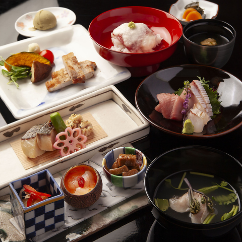 富山湾の海の幸を贅沢に使い、四季の恵みを活かした逸品料理と寛ぎの個室空間