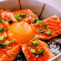 サーモンの温玉炙り丼