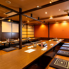 ゆったり寛げる掘り炬燵席。半個室となっております。会社宴会に最適です♪