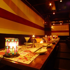 ゆったりと体を預けられるソファー個室は、まさに大人のための隠れ家。落ち着いた雰囲気の中で、周囲を気にせず至福のひとときをお過ごしいただけます。大変人気のお席のため、事前の予約は必須！さらに、団体様での貸切宴会も承っております。広々としたソファー空間を独占して、贅沢で特別なパーティーを楽しみませんか？