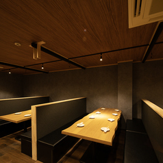 ゆったりとお座りいただける半個室テーブル席※普段はパーテーションと暖簾で各席仕切られております。