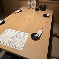 【8名様用の個室・半個室完備】木の温もりを感じるシンプルで洗練された店内には、ゆったりと寛いでいただける心地よい空間をご用意しております。ご友人との飲み会や女子会、会社のご宴会など様々なシーンに最適な個室や半個室となっております。当店自慢の新鮮な魚介を堪能し、思い出に残るひとときをお過ごしください。